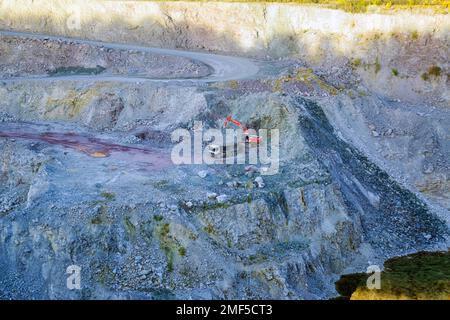 Cava dolomitica Foto dall'alto. Terrazze industriali in una cava mineraria. Vista aerea dell'estrazione a cielo aperto. Scavo della miniera di Dolomiti. Extractiv Foto Stock