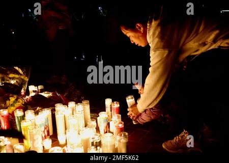 Monterey Park, Stati Uniti. 24th Jan, 2023. La gente posiziona una candela per piangere le vittime di una sparatoria di massa di fronte al municipio di Monterey Park, California, Stati Uniti, il 23 gennaio 2023. Centinaia di persone si sono riunite al Municipio di Monterey Park lunedì sera per un memoriale per la perdita delle riprese che hanno ucciso 11 persone e ne hanno ferito nove. (Xinhua) Foto Stock