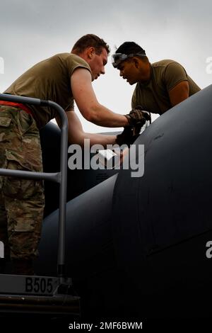 Due manutentori assegnati alla 23rd Airmen Aircraft Maintenance Unit della Minot Air Force base, North Dakota, eseguono la manutenzione di una 23rd Expeditionary Bomb Squadron B-52H Stratofortress dopo l'atterraggio il 18 agosto 2022 a Royal Air Force Fairford, Inghilterra. Quattro B-52H Stratofortezze, Airmen e attrezzature dispiegati in Europa per eseguire una missione Bomber Task Force per addestrare con alleati e partner statunitensi. Foto Stock