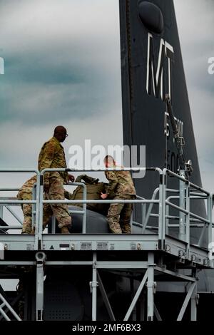 23rd Aircraft Maintenance Unit Airmen da 23rd Expeditionary Bomb Squadron posizionare il paracadute della drova di nuovo in uno Stratofortress B-52H dopo che è stato dispiegato durante l'atterraggio su RAF Fairford, Regno Unito, 18 agosto 2022. B-52H Stratofortezze, Airmen e attrezzature sono stati dispiegati in RAF Fairford per sostenere una missione Bomber Task Force in tutta Europa per migliorare le capacità e l'interoperabilità con i partner e gli alleati della NATO in tutta Europa. Foto Stock