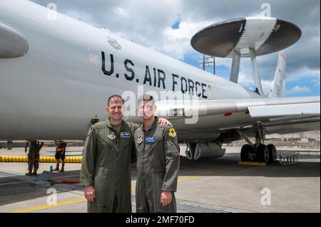 STATI UNITI Dominic Setka, ex capo di stato maggiore delle forze aeree del 5th, a sinistra, e Nathan Setka, ufficiale delle armi aeree dello Squadrone di controllo aereo del 961st, posa per una foto di fronte a una Sentry dell'e-3 alla base aerea di Kadena, Giappone, 17 agosto 2022. Dominic si ritirerà dalle forze aeree alla fine di quest'anno. Foto Stock