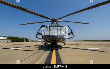 L'MH-139A Grey Wolf è pronto per il suo primo volo nel suo nuovo status ad agosto 17 presso la base dell'aeronautica di Eglin, la Fla. Il Grey Wolf ha volato il suo primo volo ad agosto 17 da quando l'aeronautica ha preso la proprietà dell'aeromobile ad agosto 12. Ha anche segnato il primo volo del personale dell'All-Air Force nell'elicottero più recente dell'Air Force. (STATI UNITI Foto dell'aeronautica/Samuel King Jr.) Foto Stock