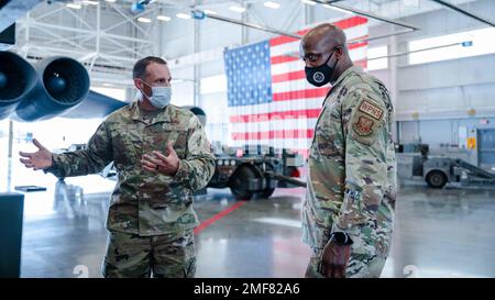 Michael Lyle, Senior Master Sgt., 96th Aircraft Maintenance Squadron Weapons Standardization Superintent, interagisce con Briga. Kenyon Bell, direttore del comando Global Strike dell'aeronautica militare presso la base dell'aeronautica militare di Barksdale, Louisiana, 17 agosto 2022. Bell è responsabile dello sviluppo degli Airmen che mantengono il più grande arsenale nucleare della nazione. Foto Stock