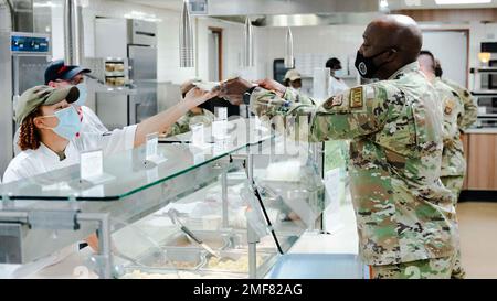 Red River Dining Facility Services Specialists staff serve pranzo a Brig. Kenyon Bell, direttore del comando Global Strike dell'aeronautica militare, presso la base dell'aeronautica militare di Barksdale, Louisiana, 17 agosto 2022. Specialista dei servizi Airmen svolge una varietà di attività, tra cui il personale di ristorazione in tutto il paese. Foto Stock