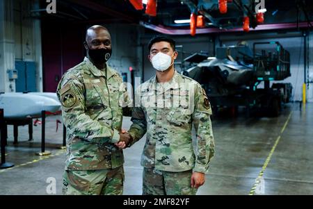 Brig. Kenyon Bell, direttore del Global Strike Command dell'aeronautica militare e dell'ingegneria, e Paxton Liu, membro del team di manutenzione delle armi dello Squadrone di 2nd Munizioni, posa per una foto alla base dell'aeronautica militare di Barksdale, Louisiana, 17 agosto 1st 2022. I 2nd MUNS Airmen assemblano, trasportano e immagazzinano sistemi di armi fondamentali per il funzionamento dello Stratofortress B-52H. Foto Stock