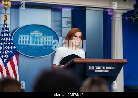 Reportage: Il Segretario della Stampa della Casa Bianca Jen Psaki tiene un briefing stampa, lunedì 6 dicembre 2021 Foto Stock