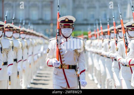 Reportage: Una guardia d’onore si prepara all’arrivo del presidente Joe Biden al Palazzo Akasaka di Tokyo, lunedì 23 maggio 2022 Foto Stock