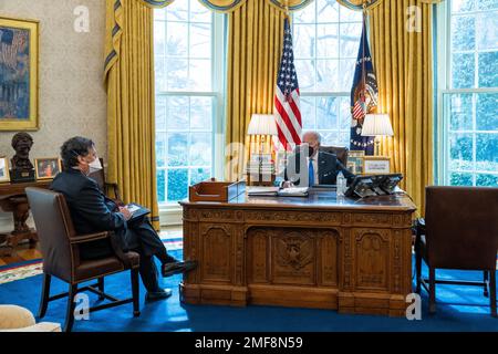 Reportage: Il presidente Joe Biden incontra il suo capo di stato maggiore Ron Klain, lunedì 14 febbraio 2022, nell'Ufficio ovale della Casa Bianca Foto Stock