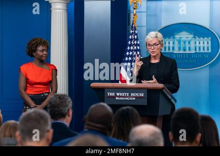 Reportage: Il Segretario alla Stampa della Casa Bianca Karine Jean-Pierre, cui ha aderito il Segretario all'energia Jennifer Granholm, tiene un briefing alla stampa mercoledì 22 giugno 2022 Foto Stock