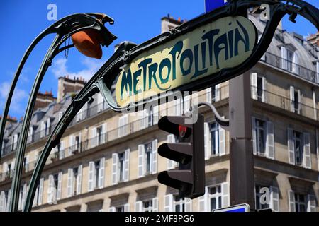 Cartello della metropolitana di Parigi in stile Art Nouveau vicino all'ingresso di una stazione della metropolitana. Parigi, Francia Foto Stock