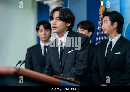 Reportage: Il Segretario alla Stampa della Casa Bianca Karine Jean-Pierre si unisce al gruppo di canto K-pop BTS per un briefing stampa martedì 31 maggio 2022, nella Sala Stampa Briefing di James S. Brady della Casa Bianca Foto Stock