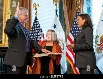 Reportage: Il Vice Presidente Kamala Harris giura Eric Lander come Direttore dell'Ufficio per la Scienza e la Politica tecnologica mercoledì 2 giugno 2021, nell'Ufficio Cerimoniale del Vice Presidente nell'Eisenhower Executive Office Building della Casa Bianca. Foto Stock