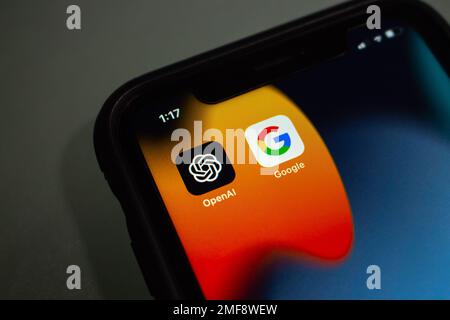 Vancouver, CANADA - Jan 23 2023 : icone di OpenAI e Google visto in uno schermo di iPhone. OpenAI è un ricercatore statunitense di intelligenza artificiale (ai) Foto Stock
