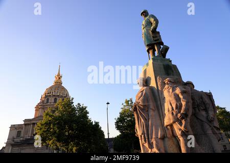 Statua del generale francese Marie Emile Foyolle con la chiesa a cupola di Les Invalides sullo sfondo.Paris.France Foto Stock