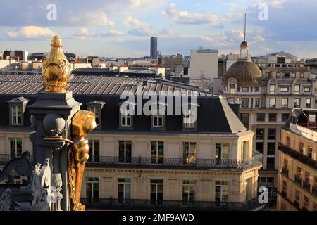 La vista del paesaggio urbano di Parigi con la Torre di Montparnasse sullo sfondo dalla terrazza di Printemps Haussmann.Paris.France Foto Stock