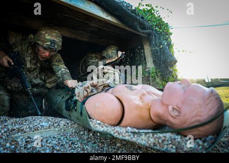 STATI UNITI Thomas Hensley, un uomo di fanteria assegnato al Pathfinder Company 1st 509th Air Borne Parachute Fanteria Regiment con sede a Fort Polk, Louisiana, che rappresenta il 7th Squadron Blue Platoon muove una casualità simulata per mettere al sicuro il 18 agosto 2022. Il concorso migliore squadra rafforza le abilità fondamentali del soldato e le tattiche a livello di squadra. Foto Stock