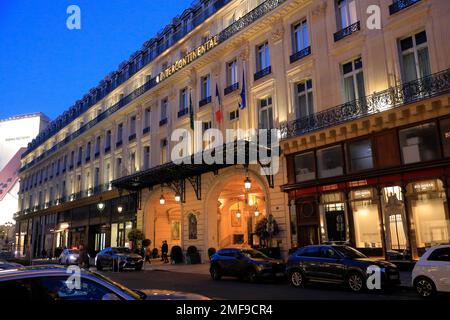 La vista notturna dello storico le Grand Hotel a InterContinental Hotel a Paris.France Foto Stock