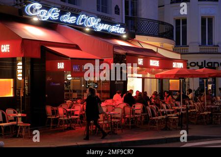 La vista notturna del Cafe de l'Olympia, un tradizionale caffè bistrot francese nel 9eme ° arrondissement. Paris.France Foto Stock