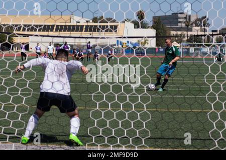 BASE NAVALE DI SAN DIEGO (18 agosto 2022)— i marinai partecipano a una partita di calcio come parte della Surface Line Week. Il concorso di due settimane mette in evidenza le abilità professionali e atletiche dei membri della comunità Surface Warfare di San Diego, migliorando al contempo la comaderia e la costruzione di squadre. Foto Stock