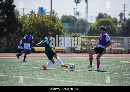 BASE NAVALE DI SAN DIEGO (18 agosto 2022)— i marinai partecipano a una partita di calcio come parte della Surface Line Week. Il concorso di due settimane mette in evidenza le abilità professionali e atletiche dei membri della comunità Surface Warfare di San Diego, migliorando al contempo la comaderia e la costruzione di squadre. Foto Stock