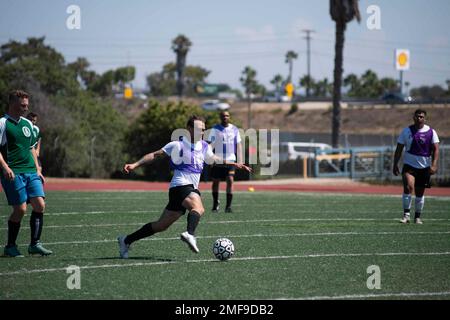 BASE NAVALE DI SAN DIEGO (18 agosto 2022)— i marinai partecipano a una partita di calcio come parte della Surface Line Week. Il concorso di due settimane mette in evidenza le abilità professionali e atletiche dei membri della comunità Surface Warfare di San Diego, migliorando al contempo la comaderia e la costruzione di squadre. Foto Stock