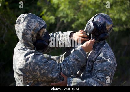 STATI UNITI Esercito SPC. Austin Moore e SPC. Kole Vigilancia, assegnato a 89th Brigata di polizia militare, Fort Hood, Texas, preparando la loro posizione di protezione orientata Missione (MOPP) livello 4 per qualsiasi attacco di gas in arrivo, durante gli Stati Uniti La migliore competizione di squadra del comando dell'esercito su Fort Hood, Texas, 18 agosto 2022. Questi soldati rappresentano il meglio negli Stati Uniti Comando delle forze dell'esercito. Foto Stock