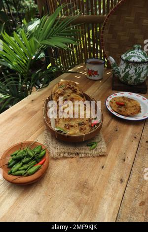 frittelle, verdure e gamberi farinosi su fondo da tè e tazza Foto Stock