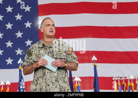 Charles Richard, comandante del comando strategico degli Stati Uniti, parla ad un appello generale sulla base dell'aeronautica militare di Minot, North Dakota, 18 agosto 2022. Durante la chiamata generale, ADM. Richard ha sottolineato l'importanza di Minot AFB fornire due gambe della triade nucleare della nazione, rispondendo alle domande di Airmen. Foto Stock