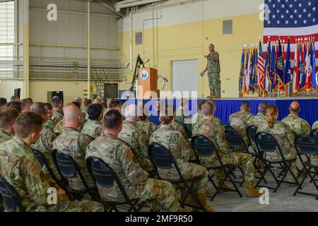 Charles Richard, comandante del comando strategico degli Stati Uniti, parla ad un appello generale sulla base dell'aeronautica militare di Minot, North Dakota, 18 agosto 2022. Durante la chiamata generale, ADM. Richard ha sottolineato l'importanza di Minot AFB fornire due gambe della triade nucleare della nazione, rispondendo alle domande di Airmen. Foto Stock