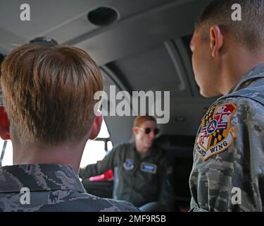 Un pilota C-130 assegnato alla Guardia Nazionale dell'aria della Virginia Occidentale offre un tour ai cadetti di Pattuglia dell'aria civile durante una visita di base alla base della Guardia Nazionale dell'aria di Warfield presso l'Aeroporto di Stato di Martin, Middle River, Maryland, il 18 agosto 2022. I cadetti di pattuglia dell'aria civile erano sulla base come parte del loro accampamento estivo 2022. Foto Stock