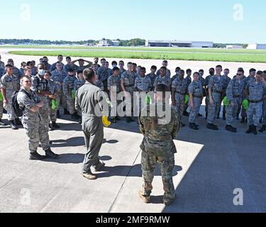 I capi dell'equipaggio del C-130 assegnati alla Guardia Nazionale dell'aria del West Virginia offrono un tour ai cadetti di Pattuglia dell'aria civile durante una visita di base alla base della Guardia Nazionale dell'aria di Warfield presso l'Aeroporto di Stato di Martin, Middle River, Maryland, il 18 agosto 2022. I cadetti di pattuglia dell'aria civile erano sulla base come parte del loro accampamento estivo 2022. Foto Stock