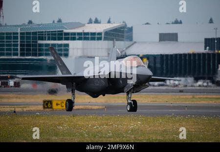 Un F-35A Lightning II della Hill Air Force base, Utah, arriva alla Portland Air National Guard base, Ore., 18 agosto 2022, in vista dell'Oregon International Air Show di McMinnville. Lo spettacolo aereo si terrà durante il fine settimana, dal 19th al 21st agosto. Foto Stock