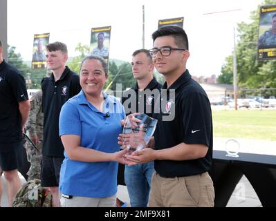 Il comando dell'esercito Materiel Operations Sgt. Maj. Samara Pitre, assegna una targa al SPC. Matthew Ruiz, dopo la sua selezione come Soldier dell'anno di AMC durante un pranzo del 18 agosto all'Arsenale di Redstone, Ala. Zamudio, che ha anche rivendicato il titolo di Best NCO of the Year di AMC, è consulente in materia di armi da combattimento per la Security Assistance Training Management Organization a Fort Bragg, North Carolina. Foto Stock