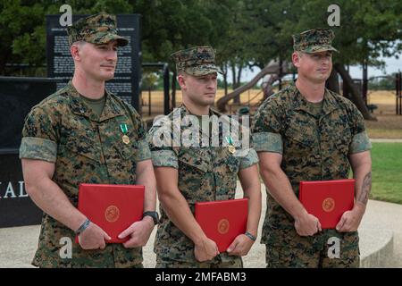 STATI UNITI Dylan Greene, ha lasciato, staff Sgt. Dalmon Moseley, e Gunnery Sgt. Jamie Self, con la Substation Arlington Recruiting, posa per una foto a Fort Worth, Texas, 18 agosto 2022. Auto, Moseley e Greene hanno guadagnato una Medaglia alla Comendation del corpo della Marina e della Marina per aver salvato la vita di un uomo ferito in una sparatoria ad Arlington, Texas, 5 febbraio 2022. Foto Stock