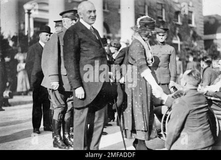 Il Presidente Warren G. Harding e la moglie Florence Harding visitano i soldati. Walter Reed Hospital, Washington, DC, 20 marzo 1921 Foto Stock