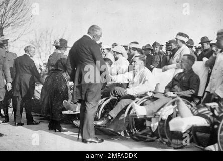 Il Presidente Warren G. Harding e la moglie Florence Harding visitano i soldati. Walter Reed Hospital, Washington, DC, 20 marzo 1921 Foto Stock