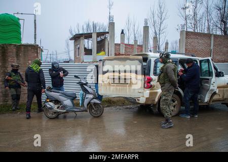 Srinagar, India. 23rd Jan, 2023. Il governo indiano costringe i veicoli a rischio durante un'operazione di ricerca alla periferia di Srinagar. È stato emesso un forte allarme in vista delle minacce militanti mentre si sono intensificati gli accordi di sicurezza, le forze hanno creato punti di controllo e intensificato il rischio casuale in tutta la controversa regione dell'Himalaya in vista della Giornata della Repubblica dell'India il 26 gennaio. La Giornata della Repubblica segna l'anniversario dell'adozione della costituzione indiana il 26,1950 gennaio. Credit: SOPA Images Limited/Alamy Live News Foto Stock