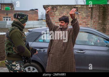 Srinagar, India. 23rd Jan, 2023. Le forze del governo indiano corrono un civile durante un'operazione di ricerca alla periferia di Srinagar. È stato emesso un forte allarme in vista delle minacce militanti mentre si sono intensificati gli accordi di sicurezza, le forze hanno creato punti di controllo e intensificato il rischio casuale in tutta la controversa regione dell'Himalaya in vista della Giornata della Repubblica dell'India il 26 gennaio. La Giornata della Repubblica segna l'anniversario dell'adozione della costituzione indiana il 26,1950 gennaio. Credit: SOPA Images Limited/Alamy Live News Foto Stock