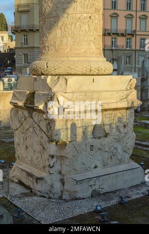 Colonna di Traiano, nel Foro di Traiano Roma, Italia. Foto Stock