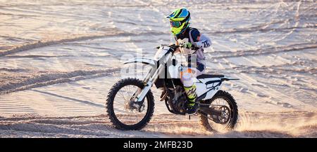 Motocicletta, gara nel deserto e sport estremi con velocità agile, potenza o equilibrio nella natura. Moto uomo, rally e sabbia su veicolo veloce con Foto Stock