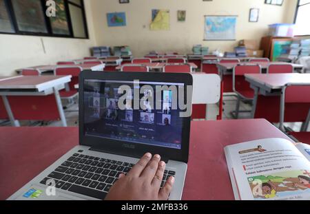 Immagini Stock - Classe Di Scuola Elementare: L'insegnante Utilizza La Lavagna  Digitale Interattiva, Spiega La Lezione A Diversi Gruppi Di Bambini  Intelligenti. I Bambini Ricevono L'istruzione Moderna, Imparano  L'informatica, La Programmazione Software.