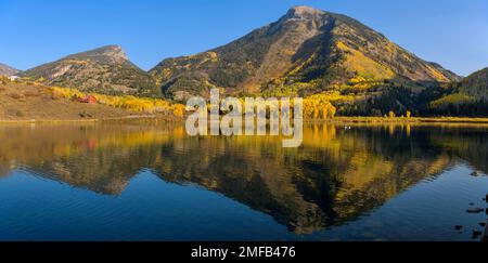 Autunno al Lago Beaver - Una vista panoramica della Whitehouse Mountain che riflette nel tranquillo Lago Beaver in una soleggiata serata d'autunno, Marble, Colorado, USA. Foto Stock