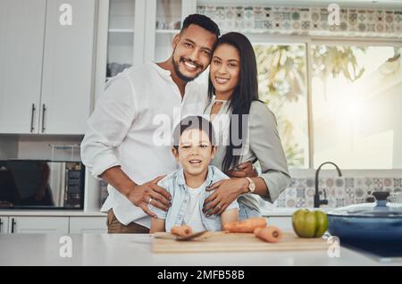 Cucina, famiglia e ritratto di madre, padre e bambino insieme a cucinare con felicità. Felice, sorridere e l'amore dei genitori dei bambini in una casa Foto Stock