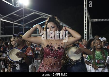 San Paolo, Brasile. 24 gennaio 2023: I membri della scuola Samba Estrela do Terceiro Milenio partecipano alle prove per il prossimo Carnevale di San Paolo 2023, presso l'Anhembi Sambadrome. Le parate si svolgeranno il 17 e 18 febbraio. (Credit Image: © Paulo Lopes/ZUMA Press Wire) SOLO PER USO EDITORIALE! Non per USO commerciale! Credit: ZUMA Press, Inc./Alamy Live News Foto Stock