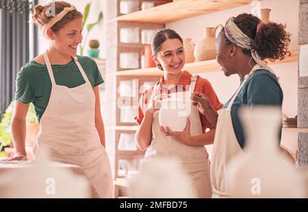Diversità, le donne e i colleghi che parlano, il posto di lavoro e la pianificazione per la crescita delle vendite, felice e organizzare. Multirazziale, donne felice dipendenti e lavoro Foto Stock