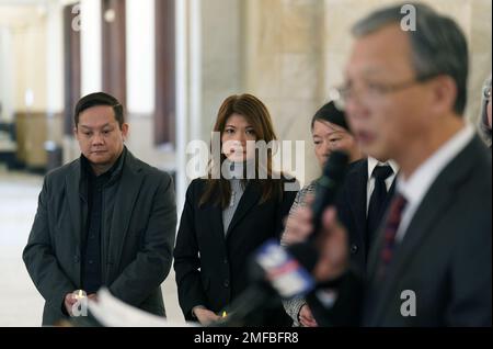 St Louis, Stati Uniti. 24th Jan, 2023. I leader politici e religiosi si riuniscono per parlare del Monterey Park Lunar New Year Shooting at the St Louis City Hall in St. Louis su Martedì, Gennaio 24, 2023. La Missouri Asian American Youth Foundation ha anche annunciato piani per lanciare il loro programma di salute mentale che includerà sessioni di guarigione online. Foto di Bill Greenblatt/UPI Credit: UPI/Alamy Live News Foto Stock