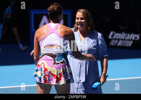 Melbourne, Australia. 25th Jan, 2023. Jelena Doric abbraccia Aryna Sabalenka dopo aver sconfitto Donna Vekic di, Croazia., . Alla Rod Laver Arena, Melbourne, Australia, il 25 gennaio 2023. Foto di Peter Dovgan. Solo per uso editoriale, licenza richiesta per uso commerciale. Non è utilizzabile nelle scommesse, nei giochi o nelle pubblicazioni di un singolo club/campionato/giocatore. Credit: UK Sports Pics Ltd/Alamy Live News Foto Stock