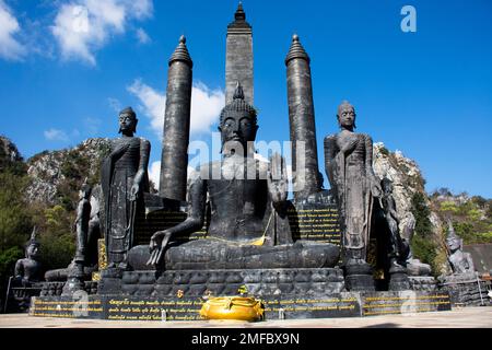 Statua del Buddha per i thailandesi e i viaggiatori stranieri in viaggio visita RESPECT pregare benedizione con santo a Wat Tham Krabok o tempio Thamkrabok a Phra pH Foto Stock