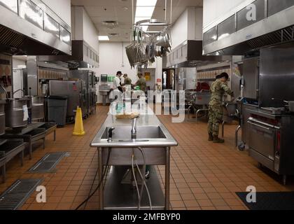 49th Force Support Squadron Food Service Workers si preparano a servire cibo durante il turno di pranzo, 19 agosto 2022 presso la Shifting Sands Dining Facility, Holloman Air Force base, New Mexico. Gli operatori del settore alimentare hanno garantito la salute e la sicurezza degli Holloman Airmen e dei Guardiani, preparando e cucinando pasti sani e seguendo rigorose linee guida per la sanificazione. Foto Stock