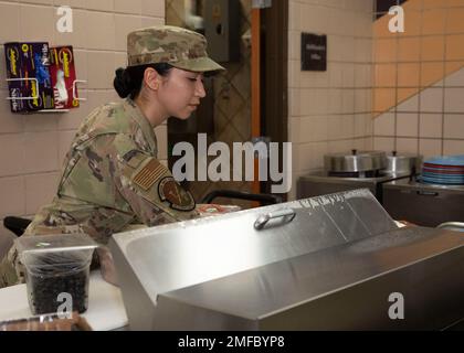 STATI UNITI Air Force Airman 1st Class Celeste Chavez, 49th Force Support Squadron food service apprendista, imposta la stazione sandwich per il pranzo, 19 agosto 2022 presso la Shifting Sands Dining Facility, Holloman Air Force base, New Mexico. Gli operatori del settore alimentare sostengono la missione alimentando il futuro equipaggio di combattimento dell'aeronautica militare con pasti sani durante tutto il giorno e la notte. Foto Stock